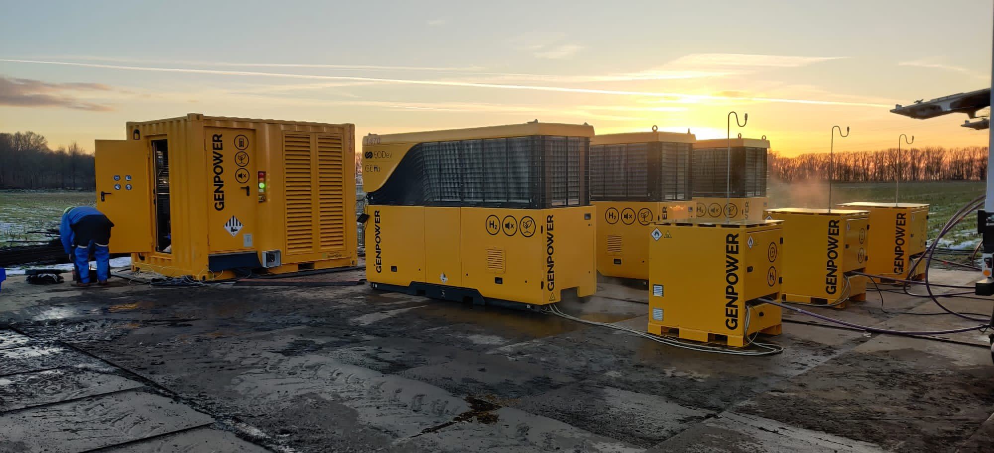 Ingenieurs Met Een Ontwerp Van Een Gebouw Op Een Bouwplaats. Ingenieur Die Op Een Bouwplaats